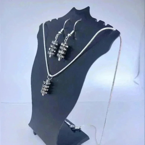 Handcrafted Fashion Set - Picture 2 of 4